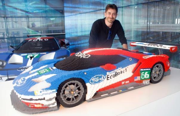 Craig Callum mit dem Ford GT Race aus Lego im Maßstab 1:3.  Foto:Axel F. Busse